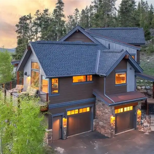 MOUNTAIN ESCAPE IN EXCLUSIVE COLUMBIA LODE