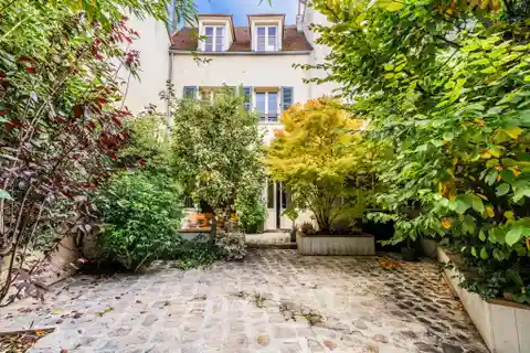 Spacious Reception Room with Open-Plan Kitchen