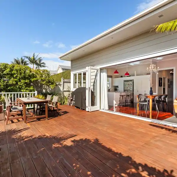 BEAUTIFULLY PRESENTED 1910 DEVONPORT FAMILY VILLA