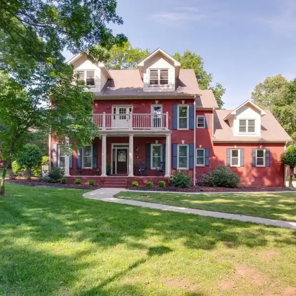 BEAUTIFULLY UPDATED HOME IN HAMPTON COVE