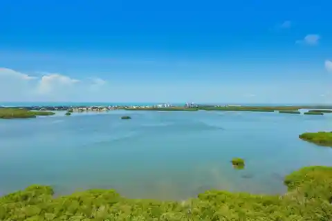 17th-Floor Horizons Residence with Panoramic Views