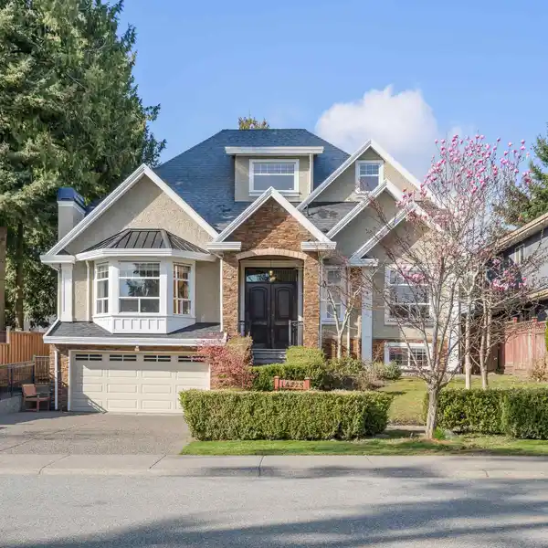 CUSTOM-BUILT ESTATE WITH SUITES AND GRAND ENTERTAINING SPACES