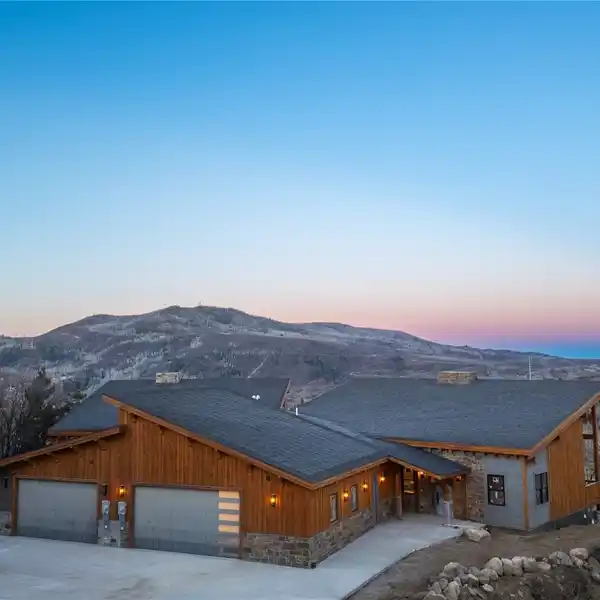 BEAUTIFULLY CRAFTED NEW HALF-DUPLEX