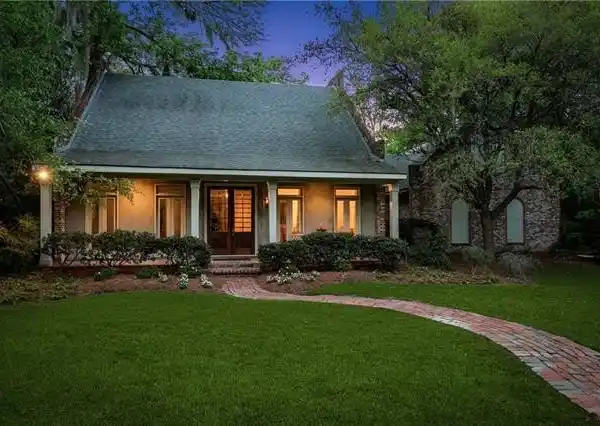 STUNNING HOME IN THE HEART OF DEL OAKS