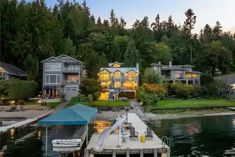 Extraordinary Lakefront Lifestyle