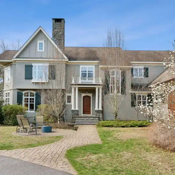 MOVE-IN READY CUSTOM HOME