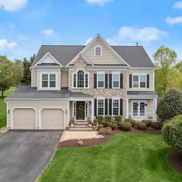 LUXE LIVING STEPS FROM CHAMPIONSHIP GOLF COURSE