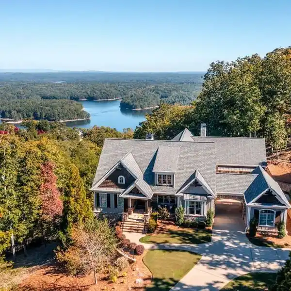 REMARKABLE PROPERTY IN WATERSIDE ESTATES
