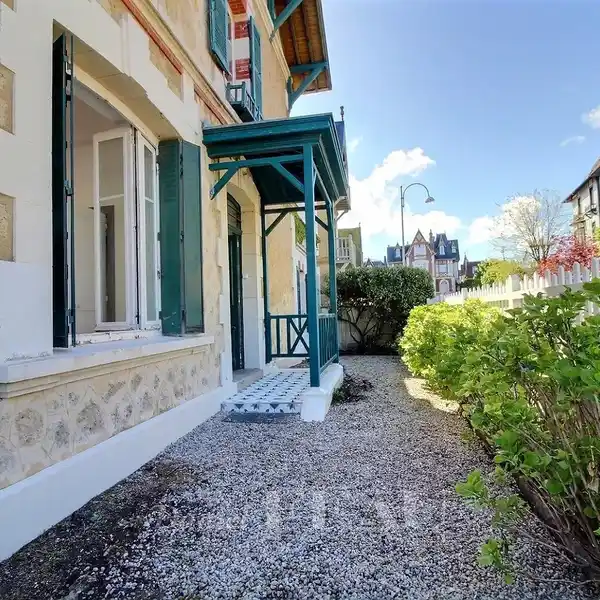 STYLISH RESIDENCE WITH TERRACE IN GOLDEN TRIANGLE