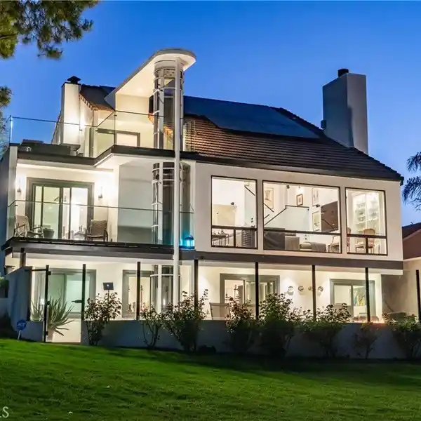EXTRAORDINARY LAKEFRONT ESTATE