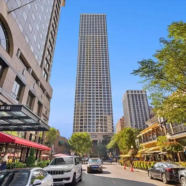 BREATHTAKING CORNER RESIDENCE AT NEWBERRY PLAZA