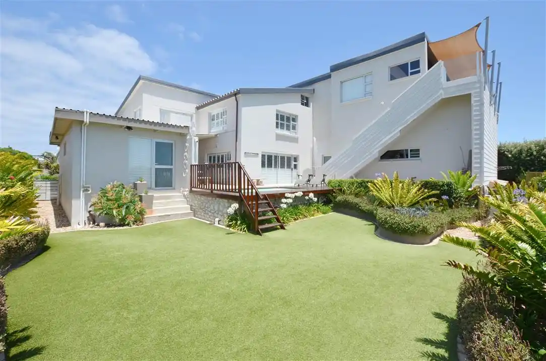 Beach House in Charming Yzerfontein