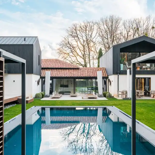 SUMPTUOUS CONTEMPORARY VILLA
