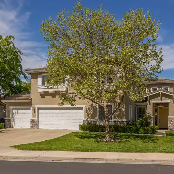 EXPANSIVE AND VERSATILE RESIDENCE