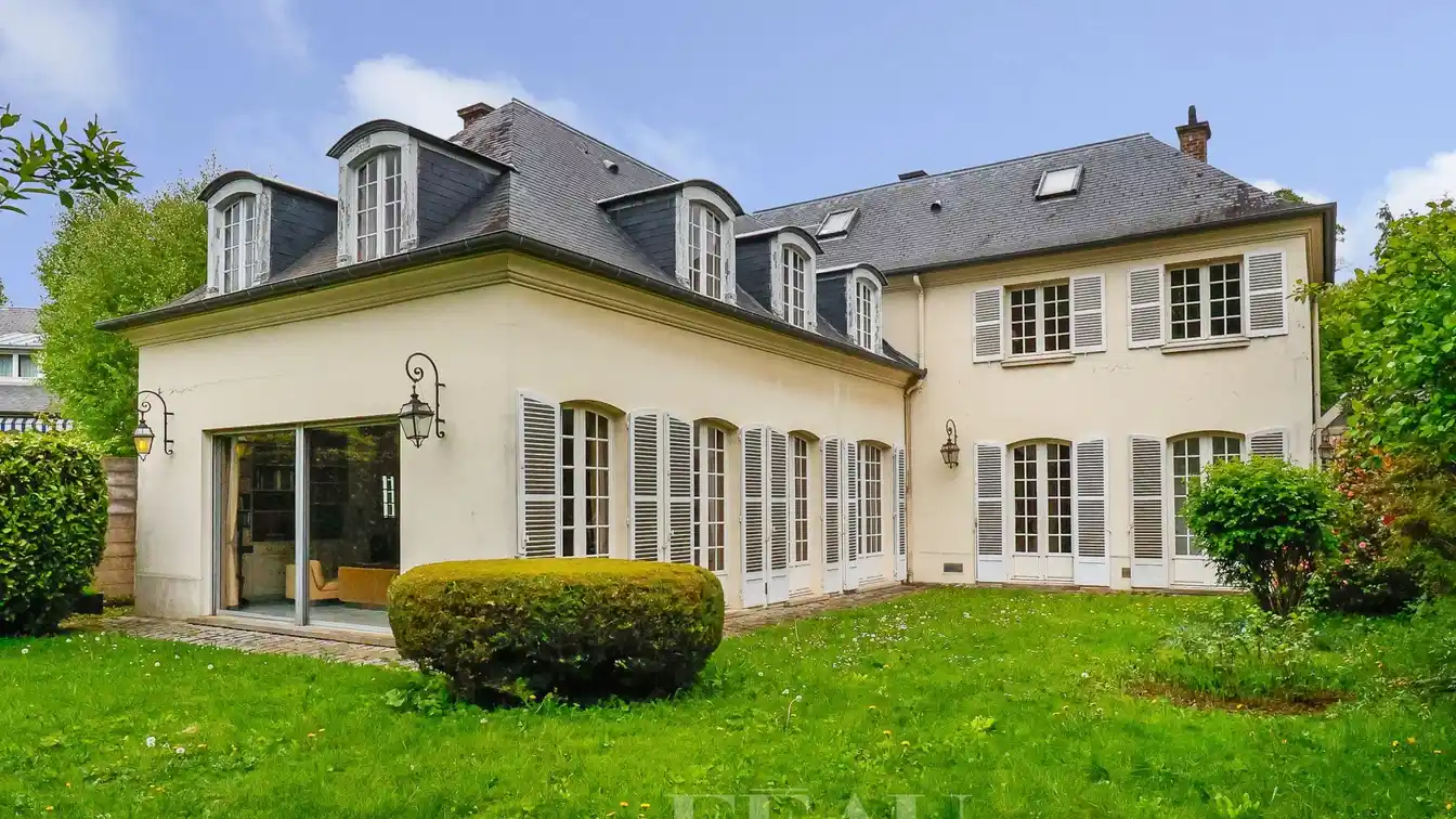 Elegant Classic Home in a Privileged Setting