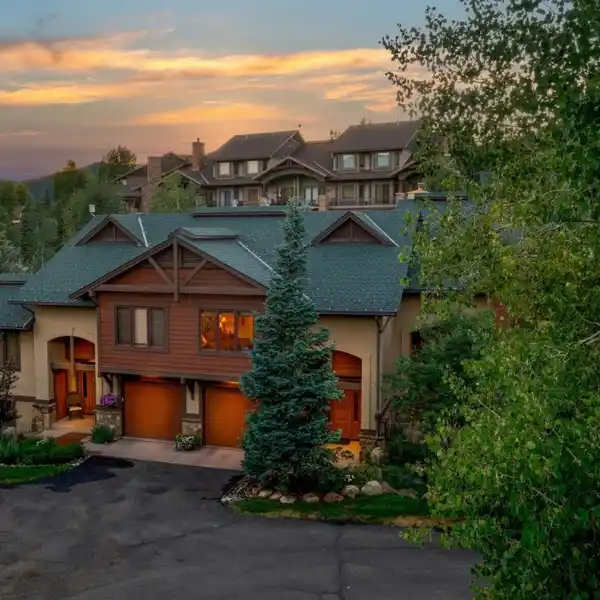 BEAUTIFULLY FURNISHED WATERSTONE TOWNHOME