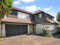INCREDIBLE FAMIL HOME IN THE HEART OF AN EXCLUSIVE NORTH SHORE NEIGHBORHOOD