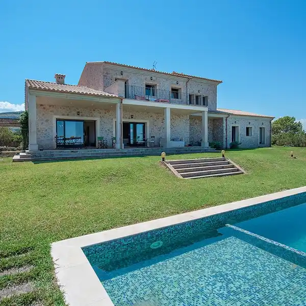 MAGNIFICENT COUNTRY HOUSE WITH BEAUTIFUL SEA VIEWS
