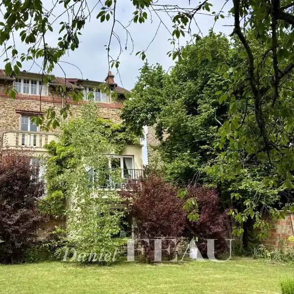 SPACIOUS HOME OVERLOOKING GARDEN