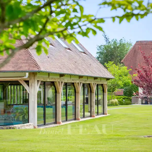 STUNNING HOME FEATURING DANCE FLOOR & POOL