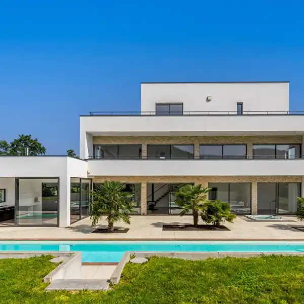 CONTEMPORARY VILLA IN A SOUGHT-AFTER LOCATION