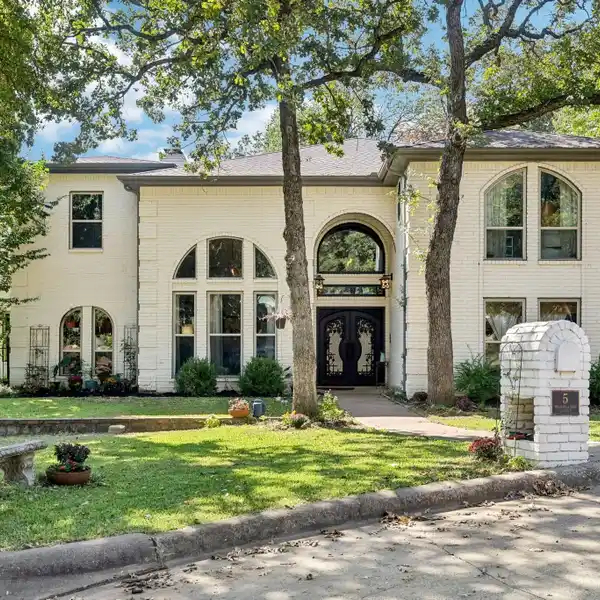 UPGRADED RESIDENCE WITH MURPHY BED AND STORAGE