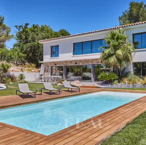 RENOVATED VILLA IN PRIVILEGED LOCATION