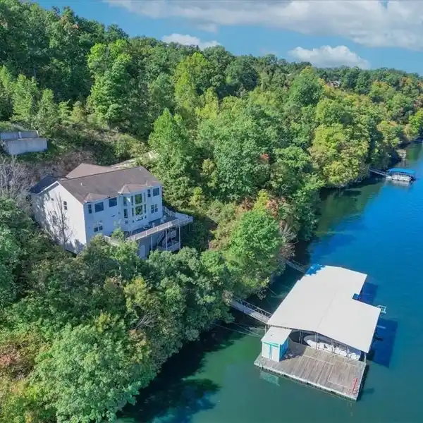 FANTASTIC LAKEFRONT HOME WITH BREATHTAKING VIEWS