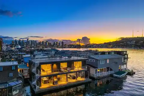 Singular Built Green Certified Floating Residence