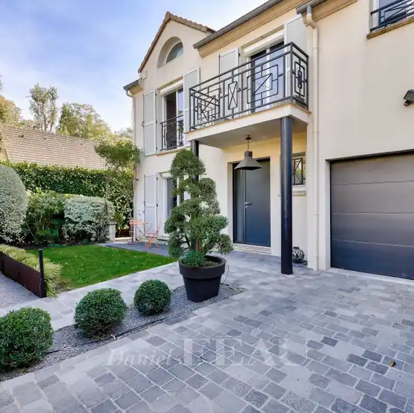 MODERN FAMILY HOME WITH GARDEN AND HOME CINEMA