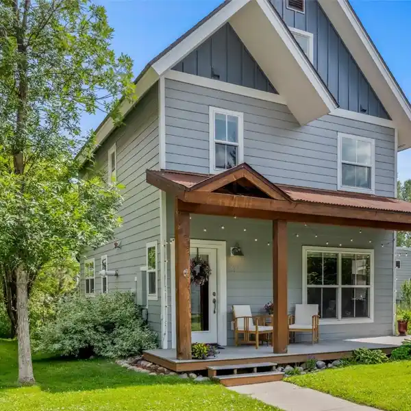 STYLISH STEAMBOAT LIVING NEAR RIVER