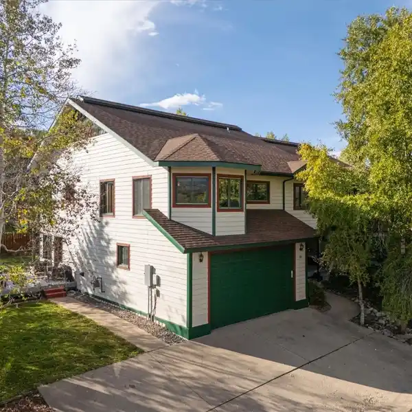 MOUNTAIN LIVING WITH IN-TOWN CONVENIENCES