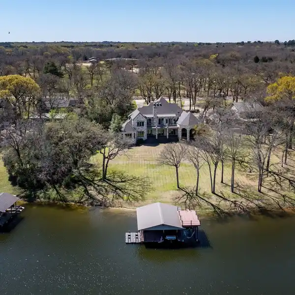 WATERFRONT LIVING AT ITS FINEST