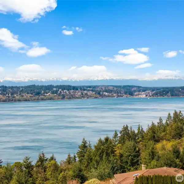 EXQUISITE CUSTOM HOME WITH BREATHTAKING VIEWS