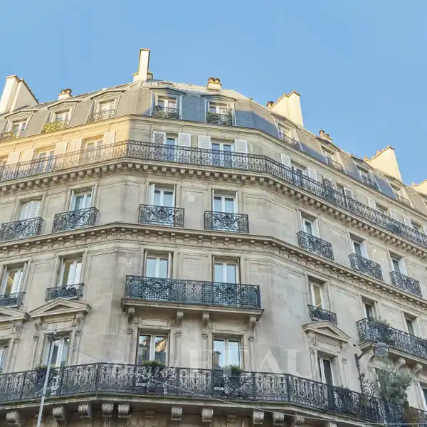 RENOVATED APARTMENT IN AN ELEGANT BUILDING