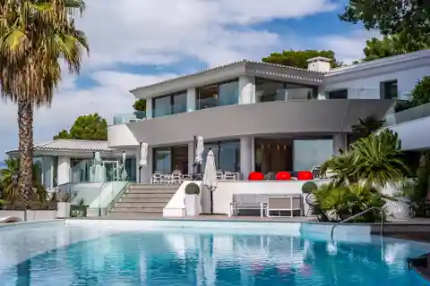 Exceptional Property in an Elevated Setting