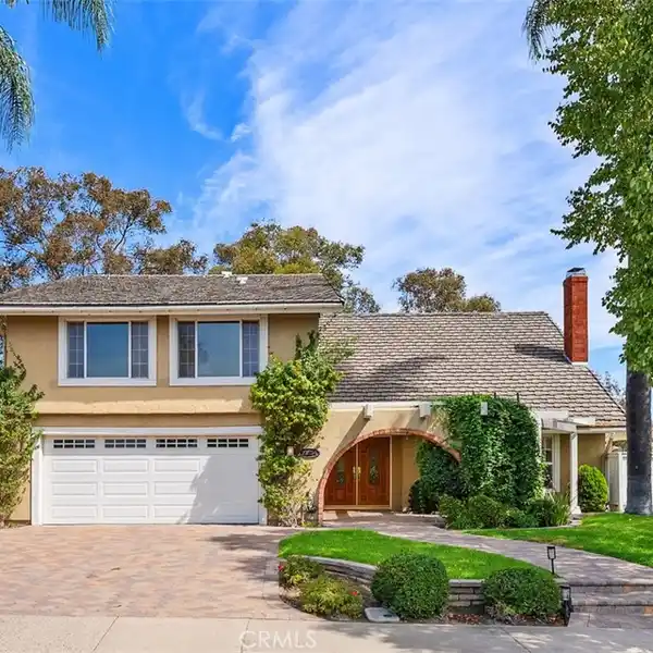 BEAUTIFULLY MAINTAINED HOME IN DESIRABLE LA PAZ