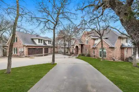 Stunning Lake Lewisville Estate
