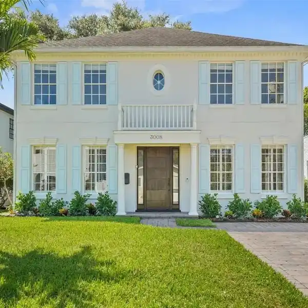 STUNNING RENOVATION STEPS FROM PALMA CEIA COUNTRY CLUB