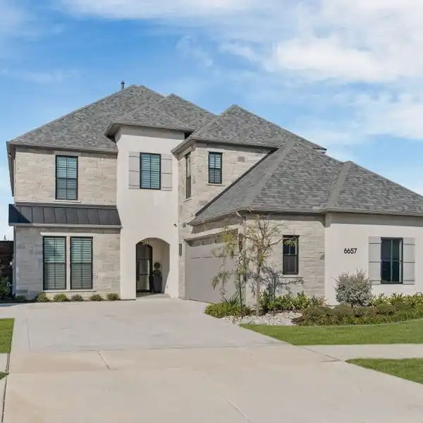 SOPHISTICATED ESTATE IN EXCLUSIVE COMMUNITY