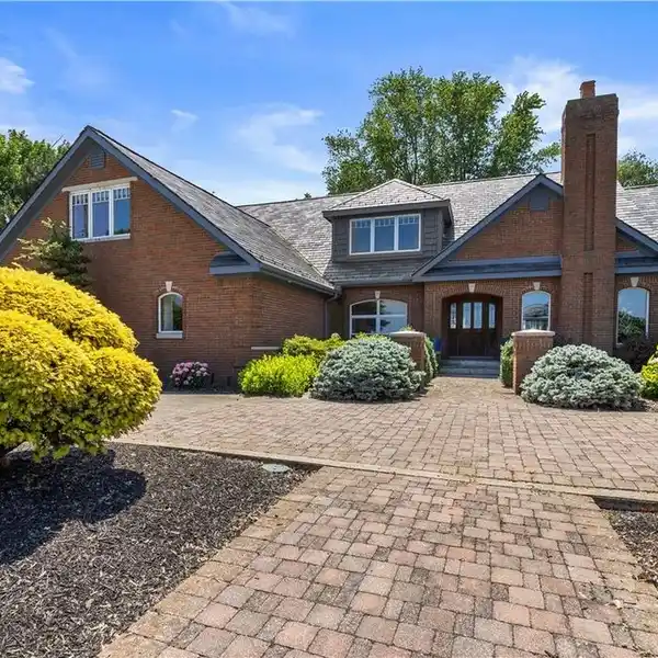 EXQUISITE WATERFRONT LUXURY ESTATE