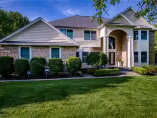 Beautifully Updated Home in Signature of Solon 2