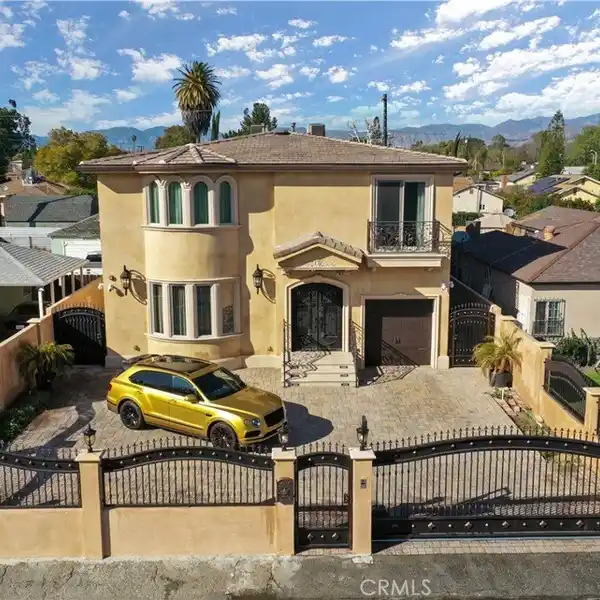 STUNNING CUSTOM HOME NEAR ARTS DISTRICT