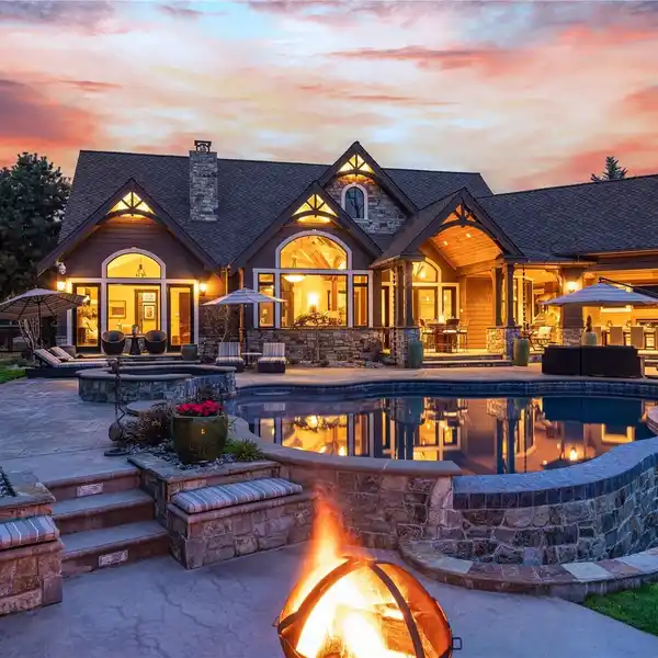 LUXURY WATERFRONT ESTATE IN TWIN W