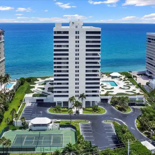 TASTEFULLY REMODELED CONDO IN THE REACHES
