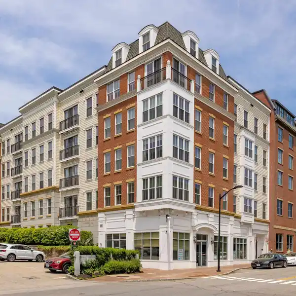 TOP-FLOOR DOWNTOWN CONDO