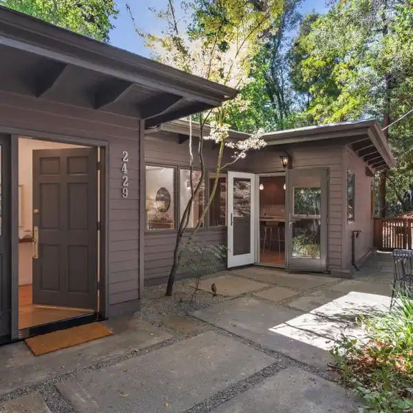 DREAMY CREEKSIDE HOME WITH ACCESSORY UNIT