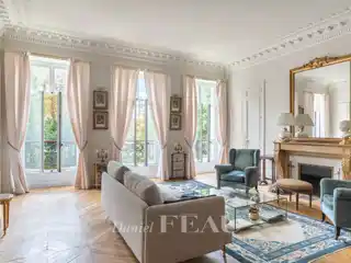 Bright and Peaceful Apartment Overlooking Gardens