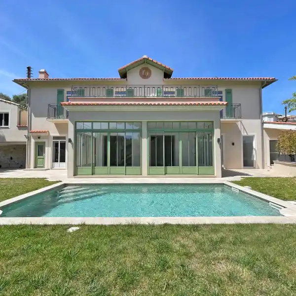 MAGNIFICENT VILLA NEAR THE SEA
