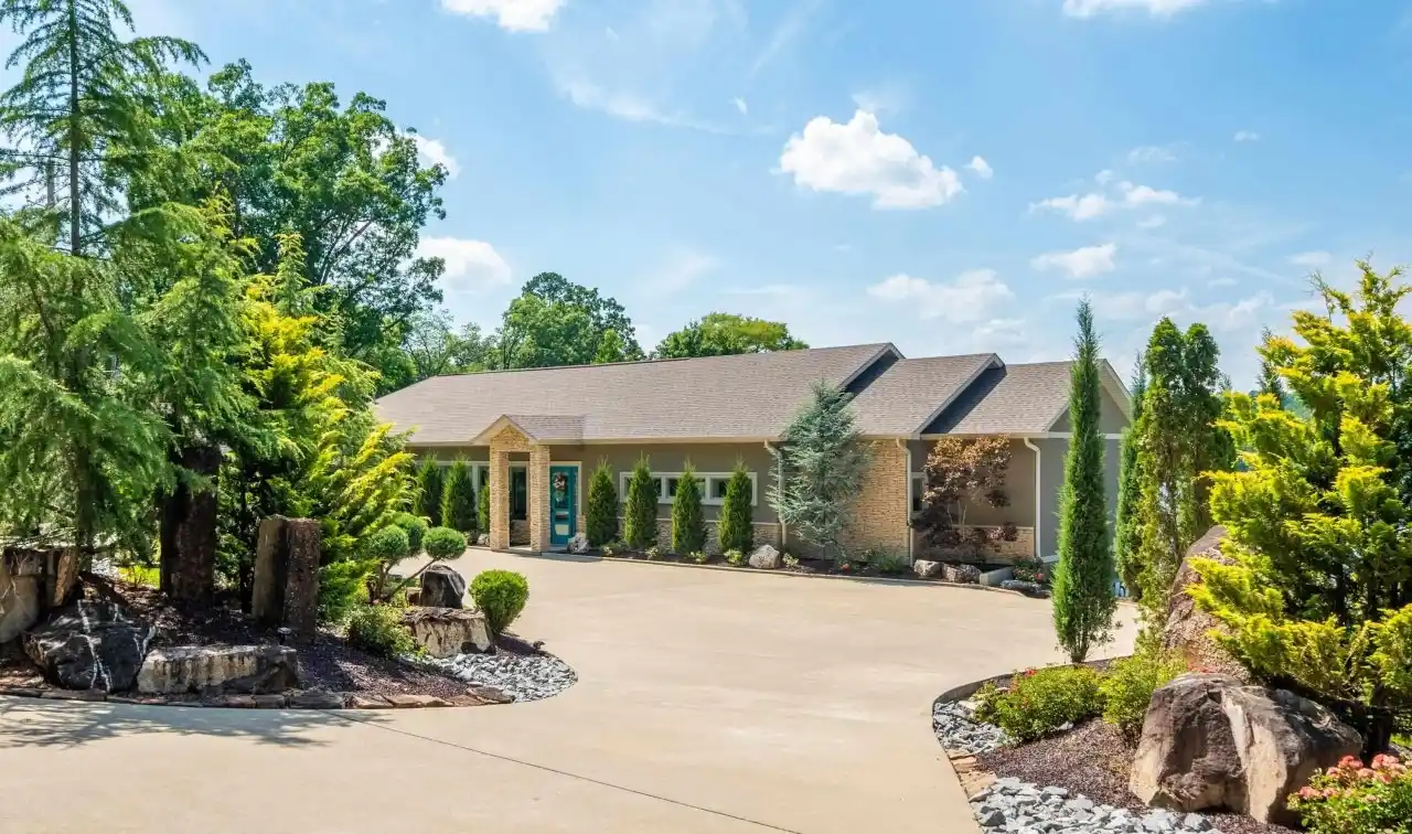 The Epitome of Luxury Lakeside Living on Lake Hamilton